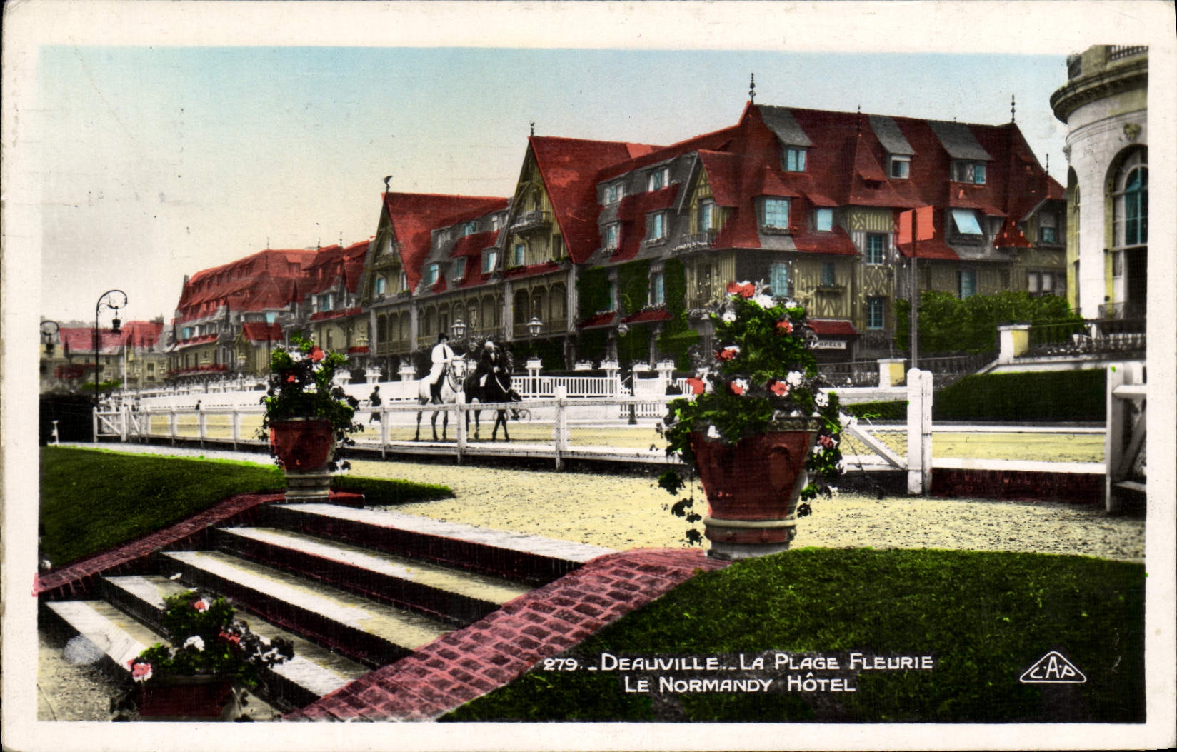 CPA Deauville La plage fleurie le normandy hotel