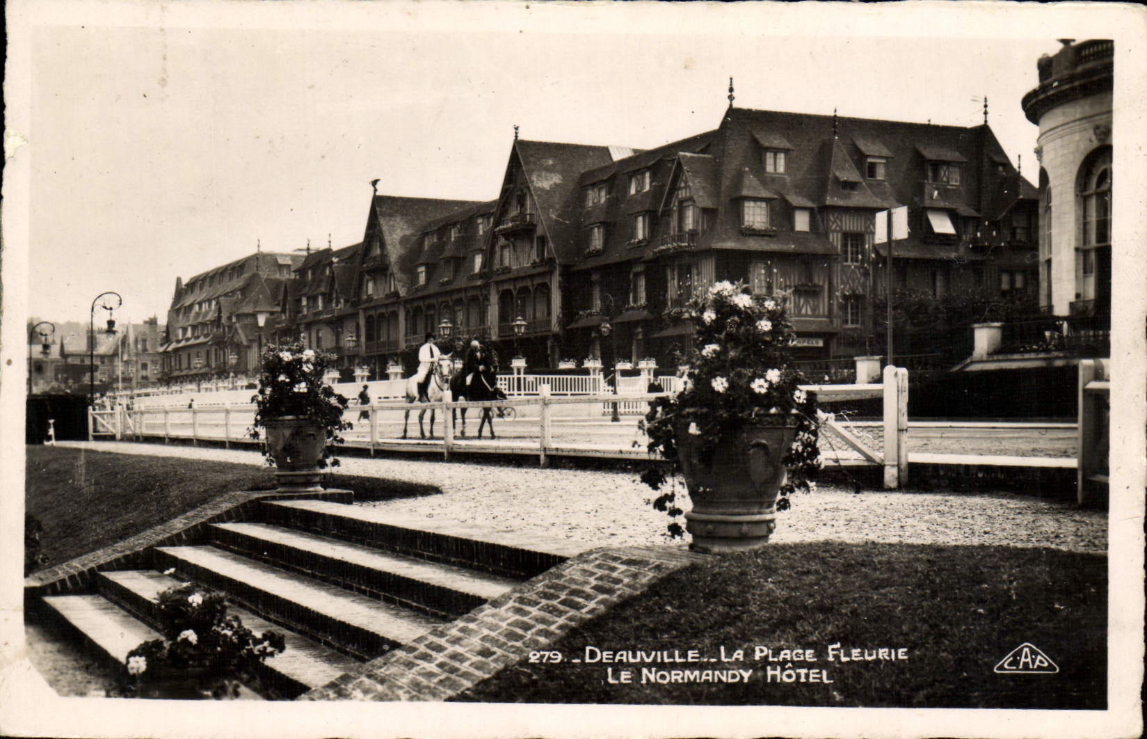 CPA Deauville plage fleurie le normandy hotel
