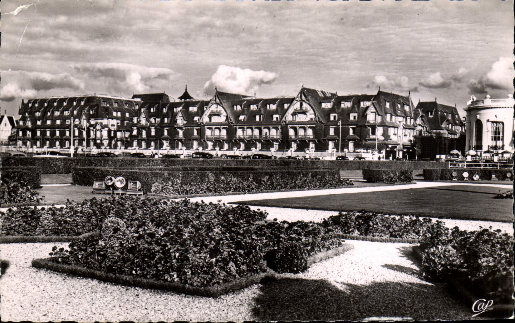 CPA Deauville La plage fleurie le normandy hotel et les jardins