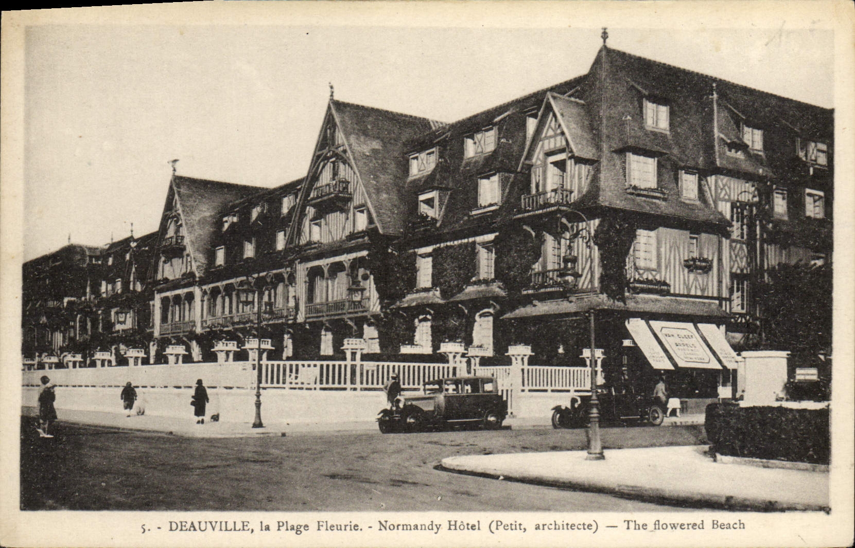 CPA Deauville la plage fleurie le normandy hotel