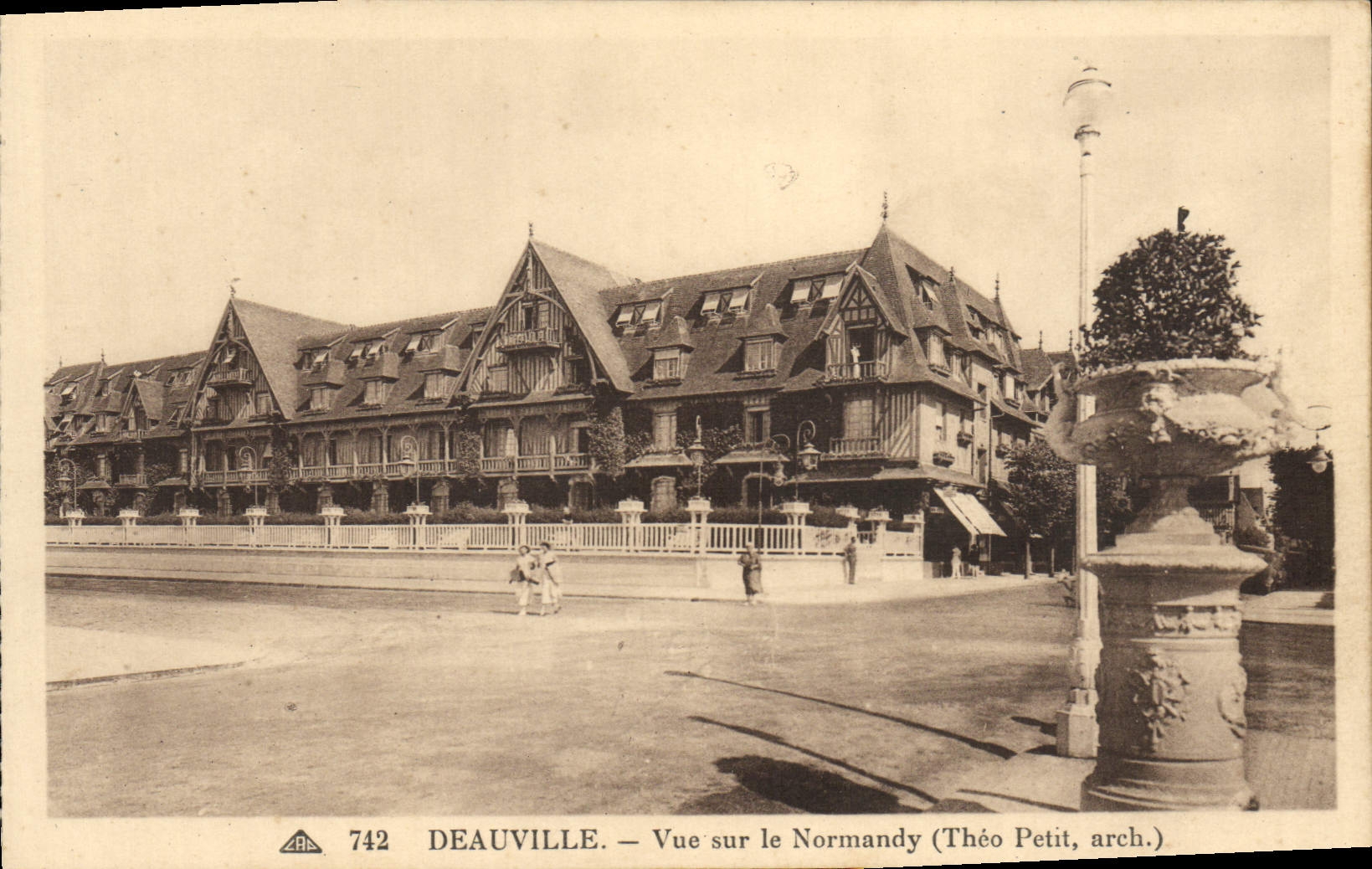 VINTAGE POSTCARD Deauville seen on the normandy hotel