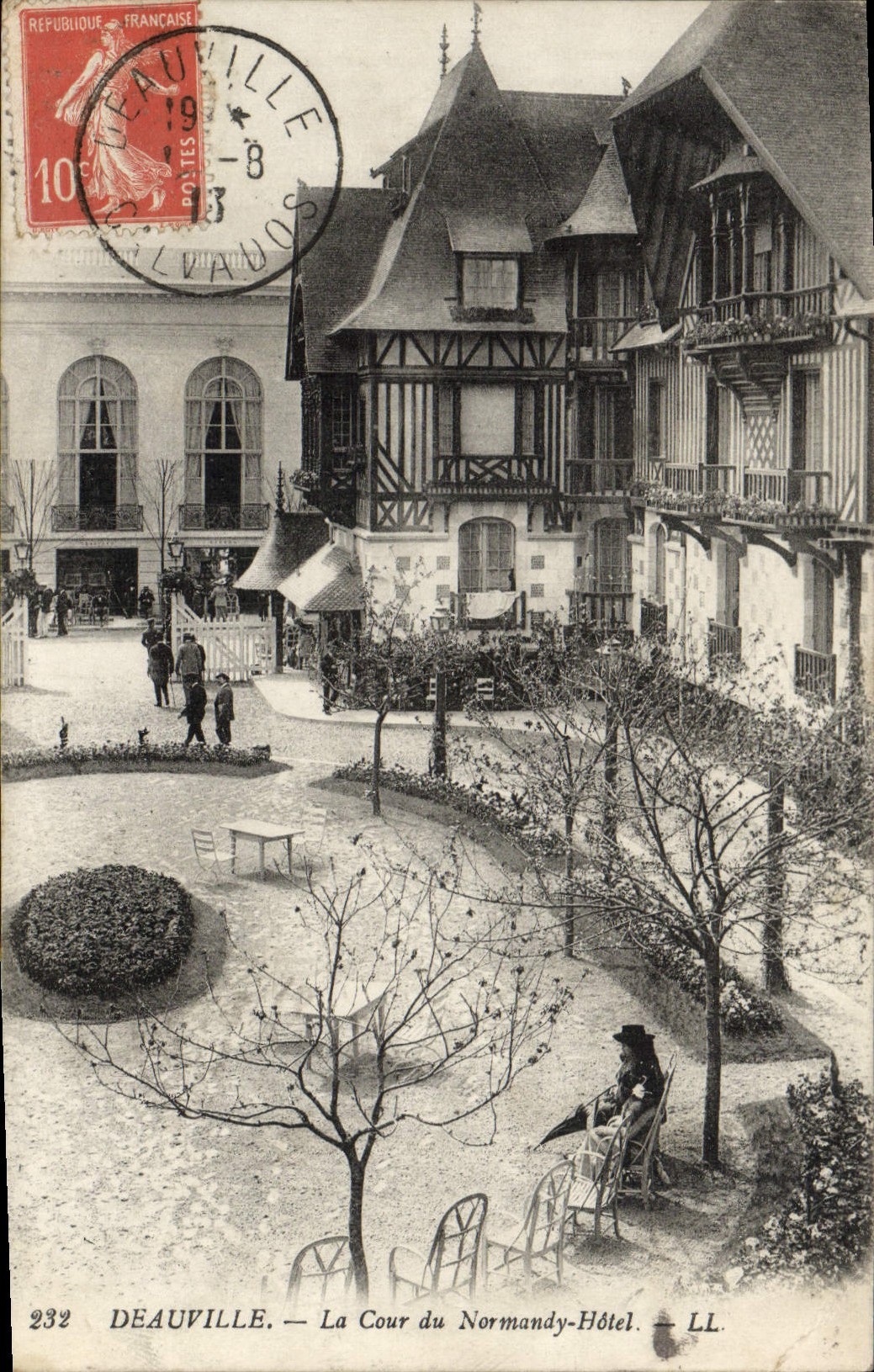 CPA Deauville la cour du normandy hotel