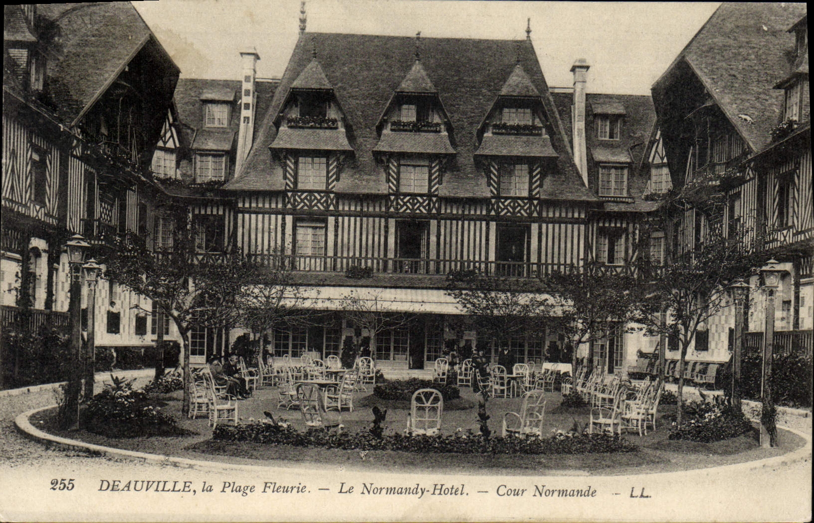 CPA Deauville la plage fleurie le normandy hotel