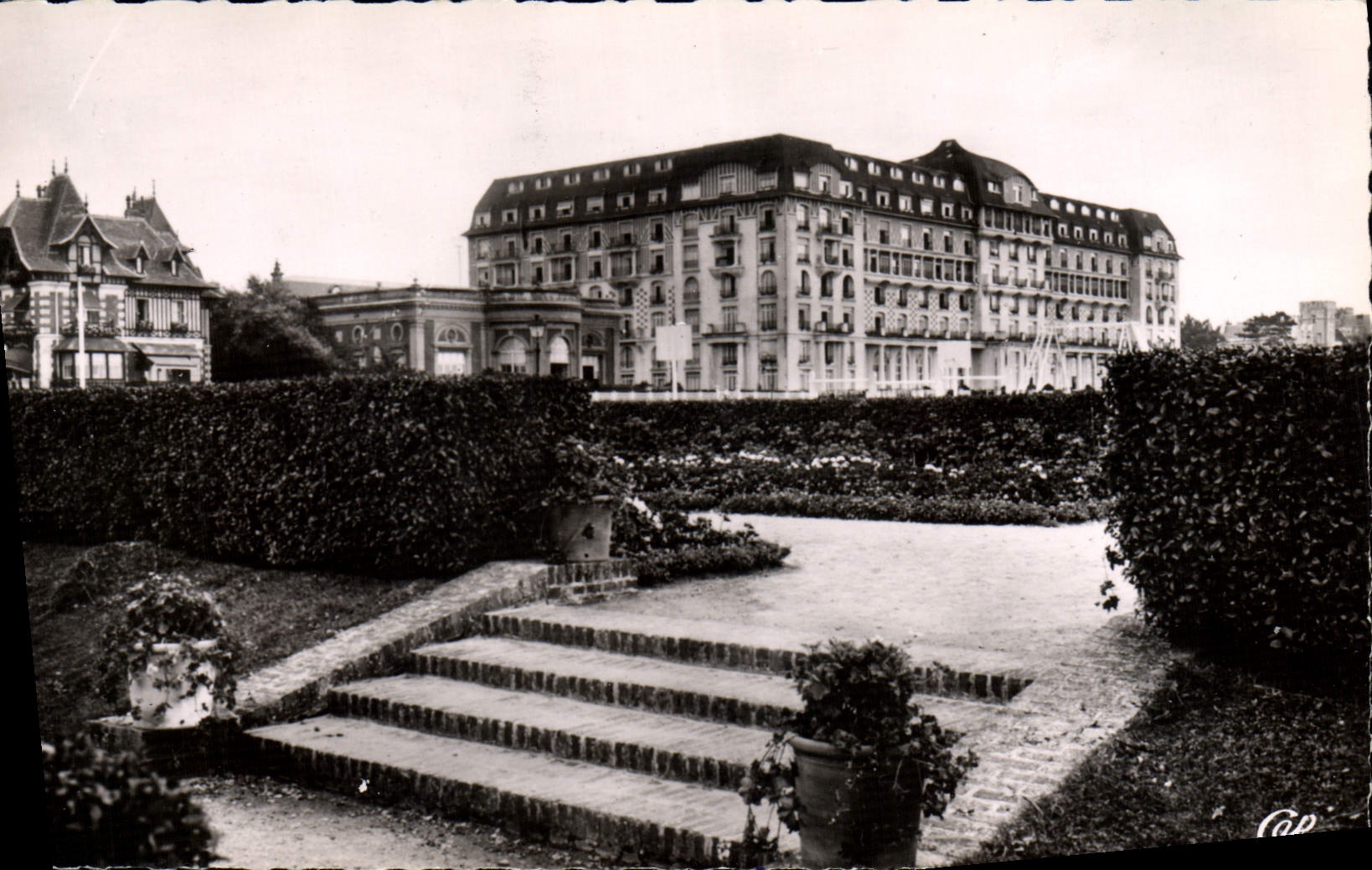 CPA Deauville la plage fleurie le royal Normandy hotel