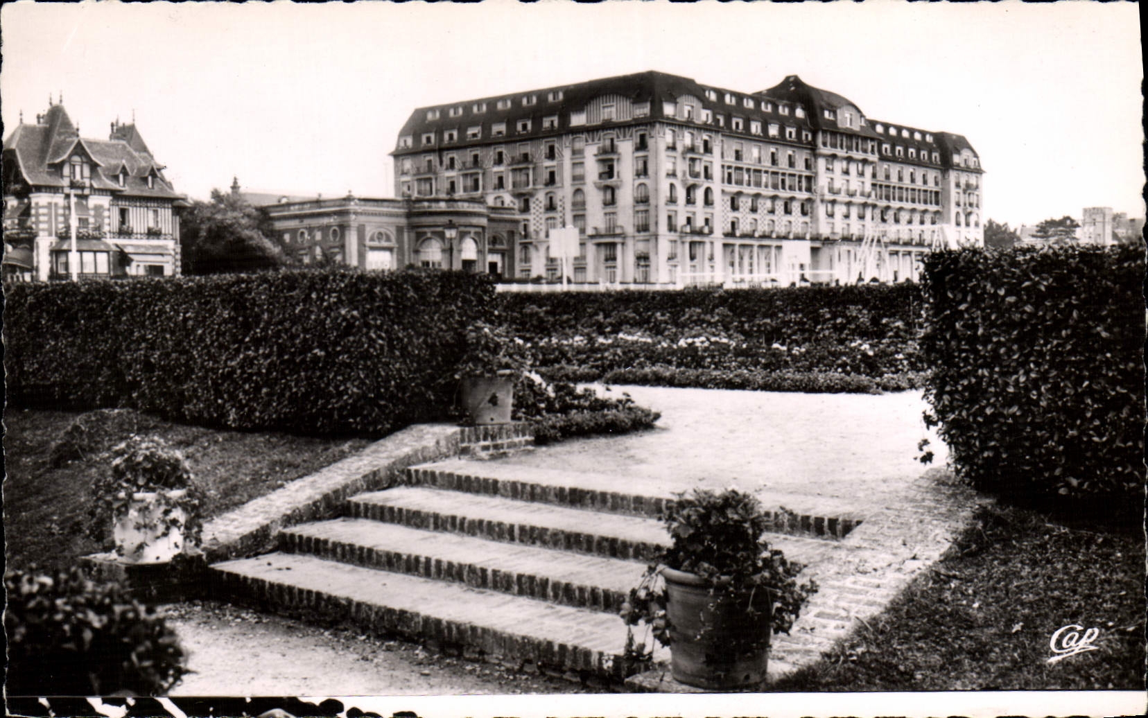 CPA Deauville la plage fleurie le royal hotel des jardins