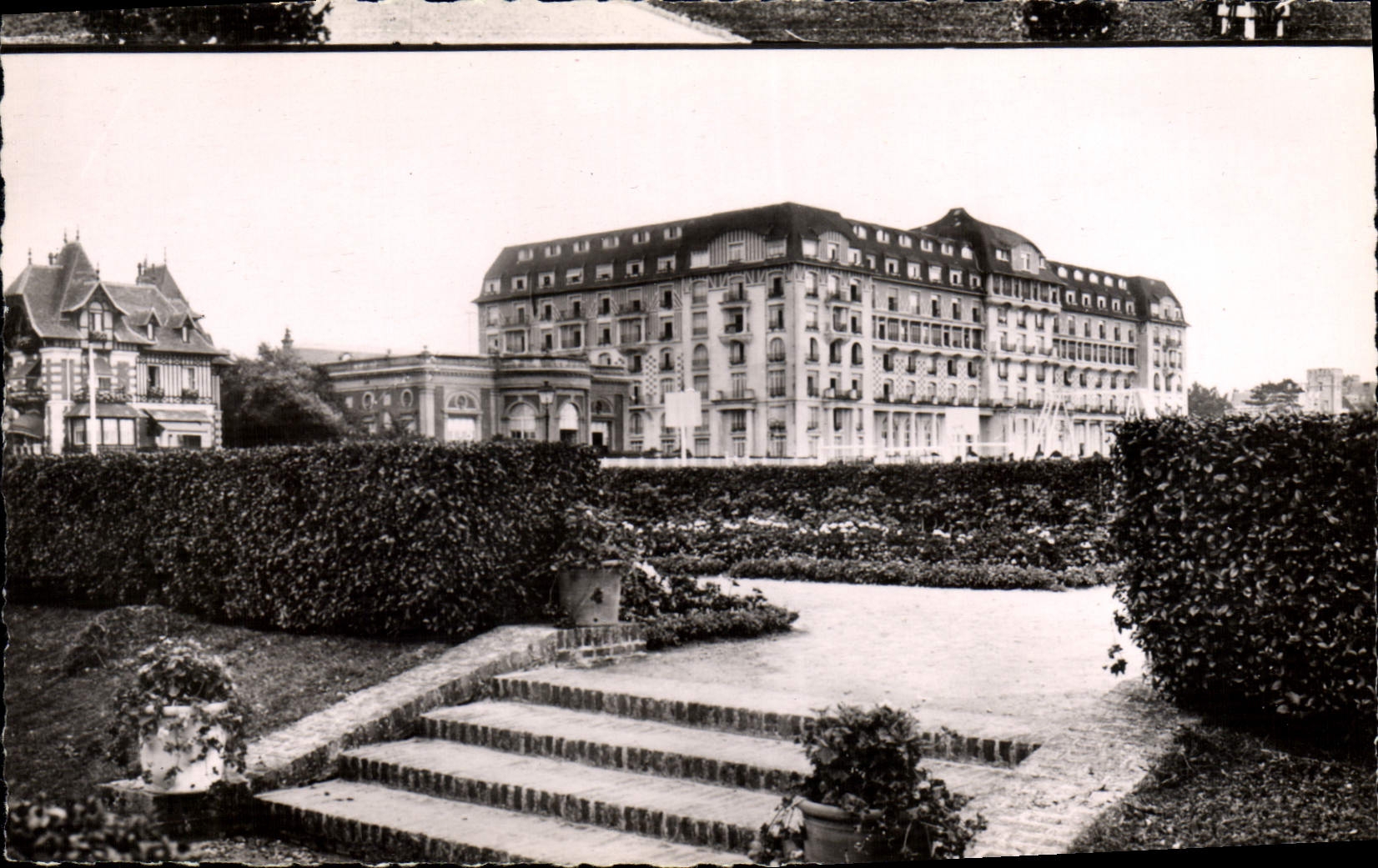 CPA Deauville la plage fleurie le royal hotel des jardins