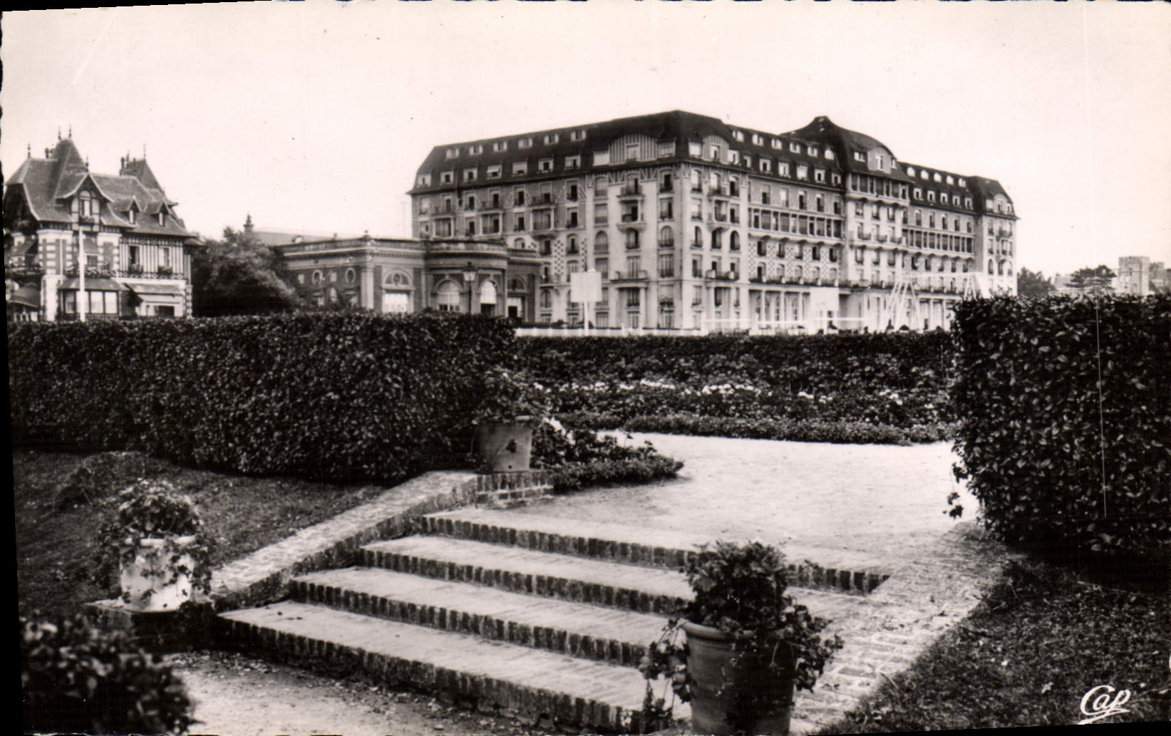 CPA Deauville la plage fleurie le royal hotel des jardins