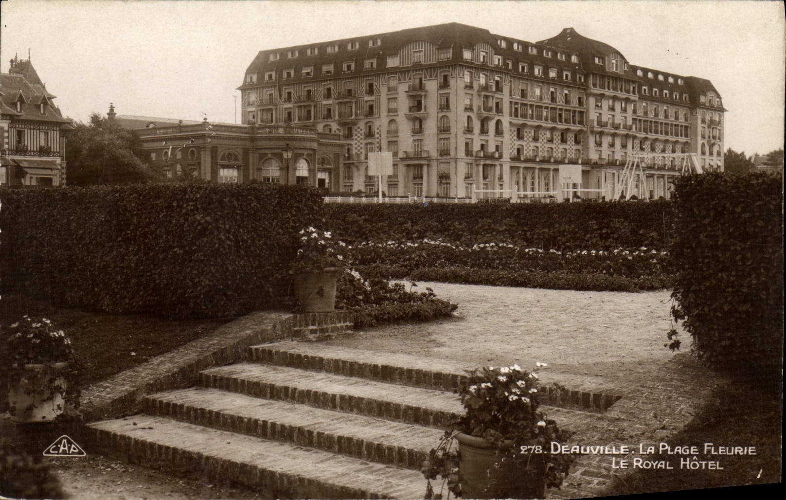 CPA Deauville la plage fleurie le royal hotel