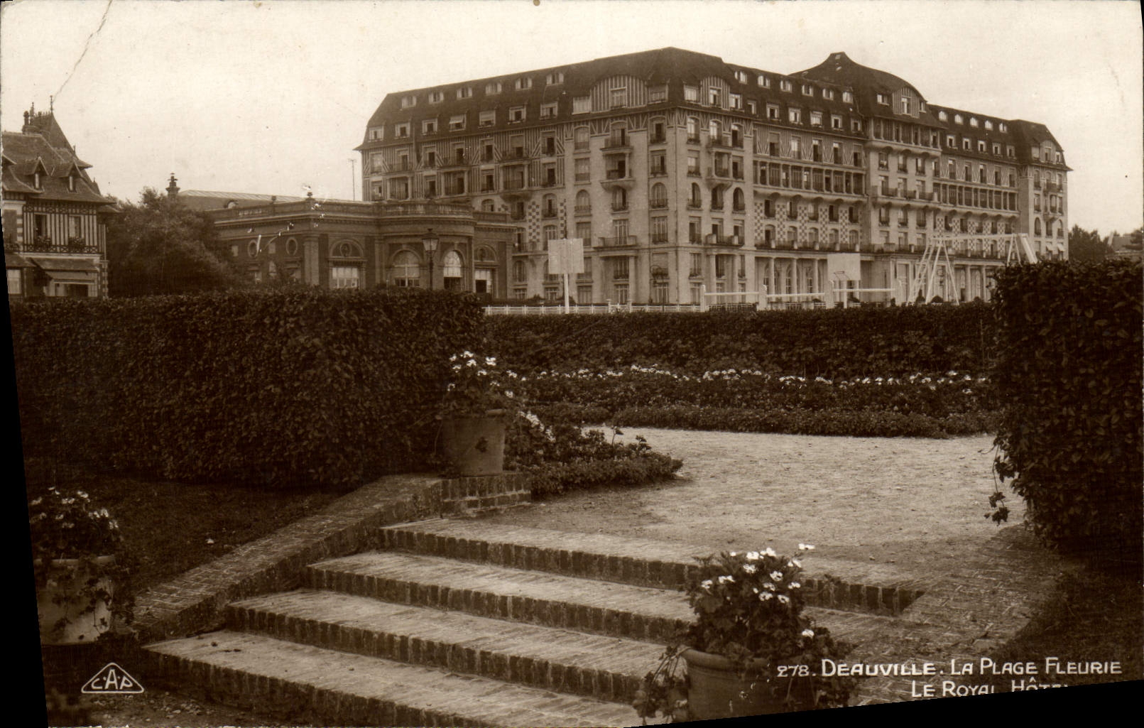 CPA Deauville la plage fleurie le royal hotel
