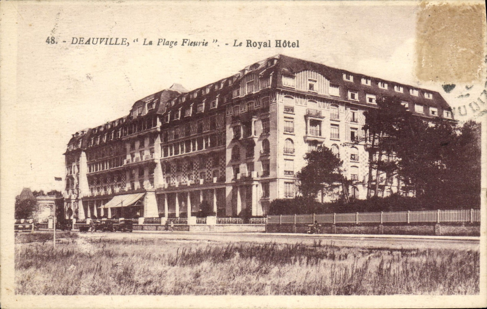 CPA Deauville La plage fieurie le royal hotel