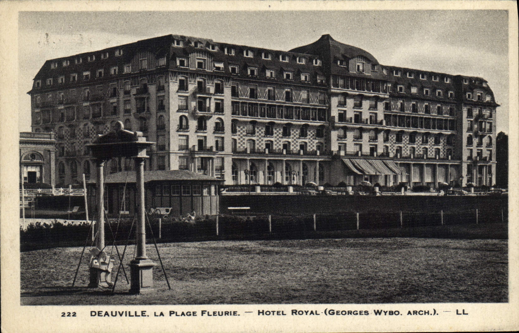 CPA Deauville La plage fieurie le hotel royal