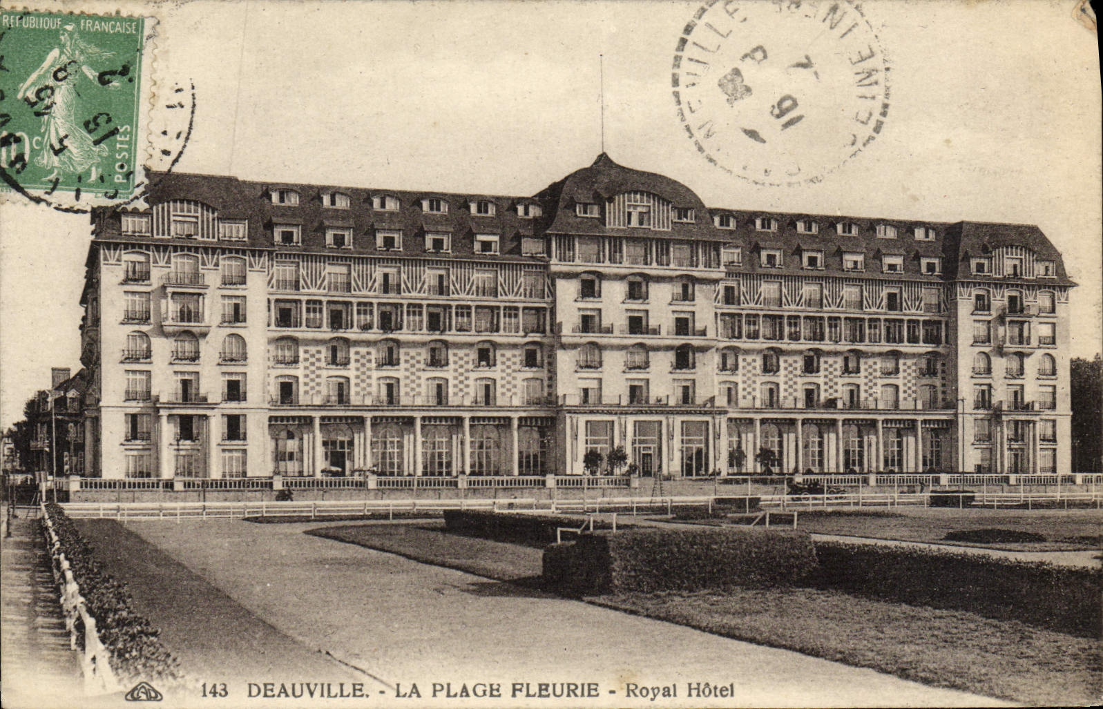 CPA Deauville La plage fieurie le royal hotel
