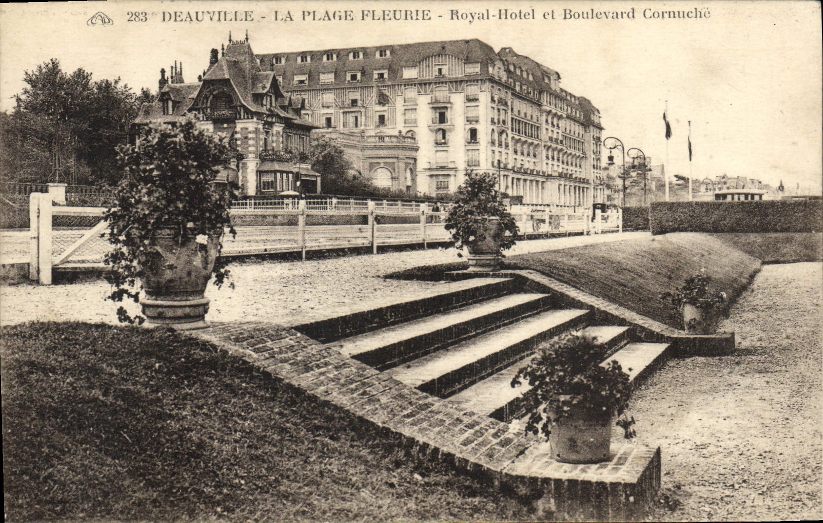 CPA Deauville plage fieurie royal hotel et boulevard Cornuche 