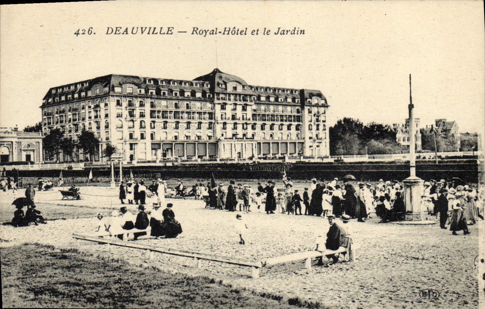 CPA Deauville Royal hotel et le jardin