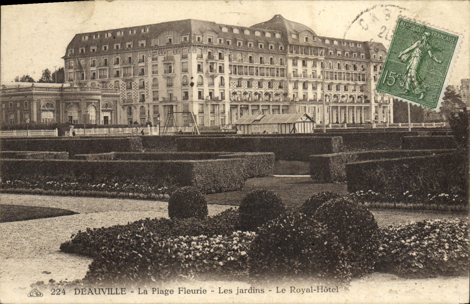 CPA Deauville la plage fleurie les jardins le royal hotel