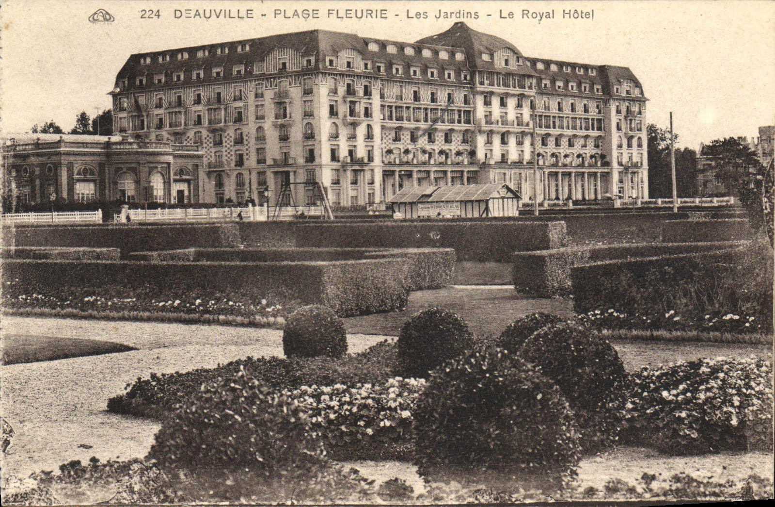 CPA Deauville la plage fleurie les jardins le royal hotel