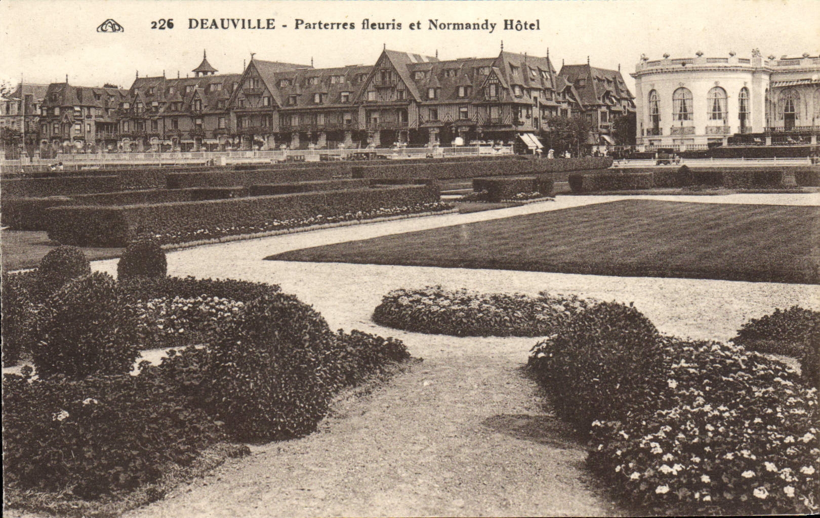 CPA Deauville parterres fleurie et normandy hotel