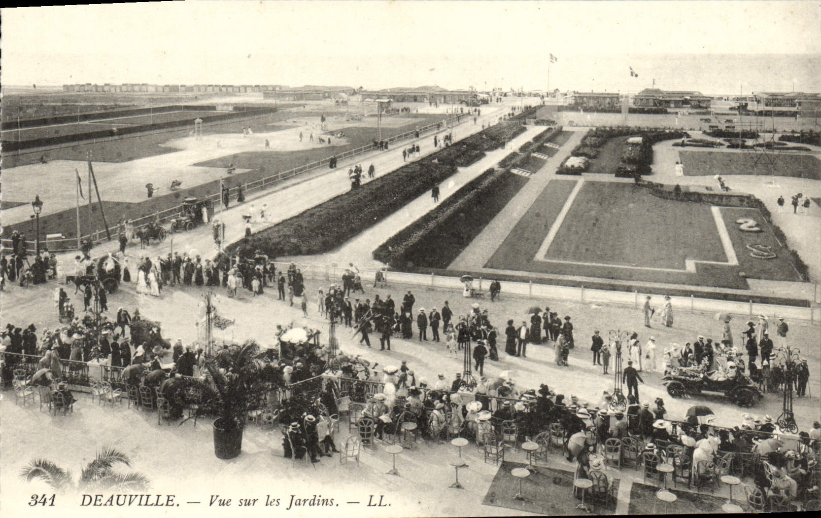 CPA Deauville vue sur les jardins