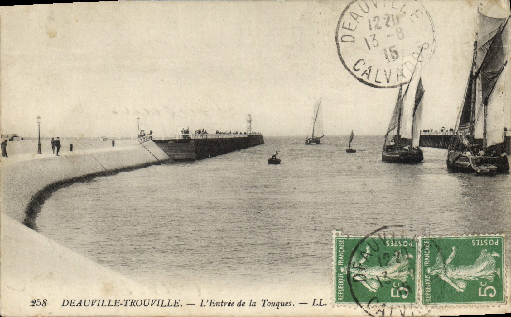 CPA Deauville Trouville L'Entree de la touques Bateaux
