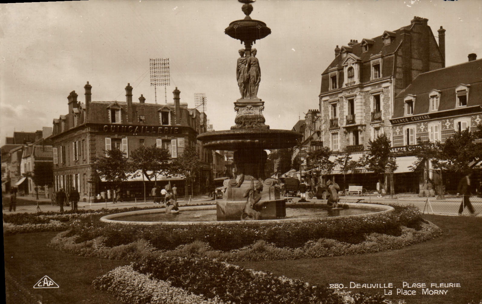CPA Deauville plage fleurie la place morny