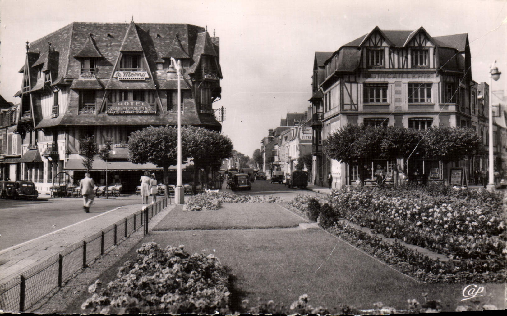 CPA Deauville la plage fleurie place morny
