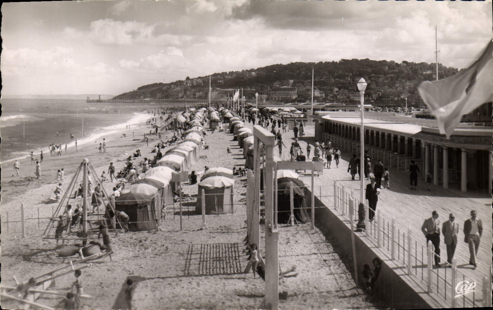 CPM Deauville La plage fleurie la plage a maree haute