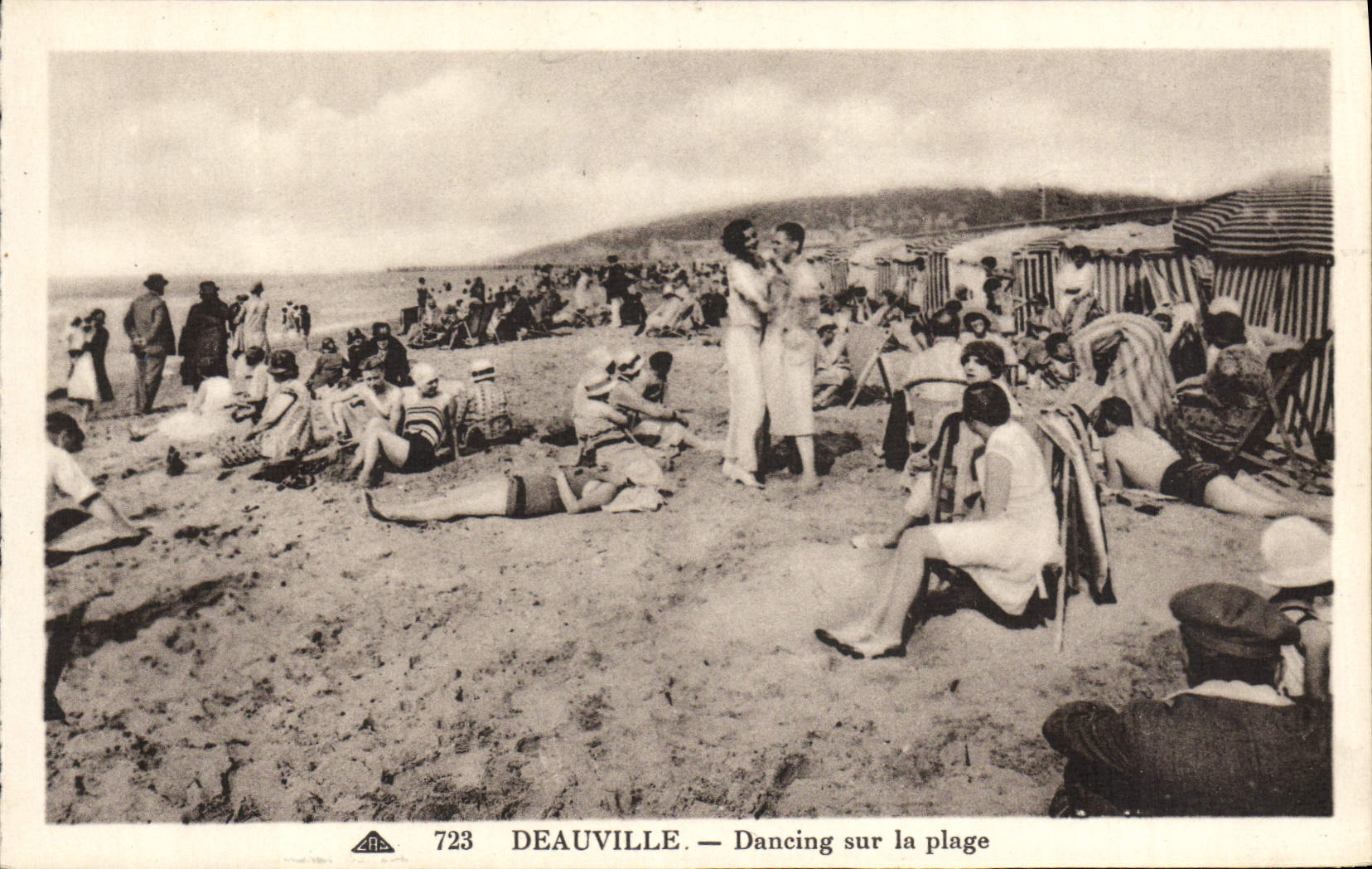 CPA Deauville dancing sur la plage