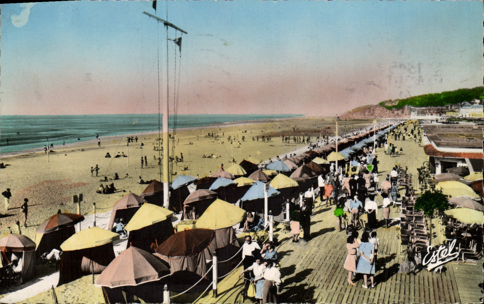 MODERN CARD Deauville planchesoet the beach in front of the bar