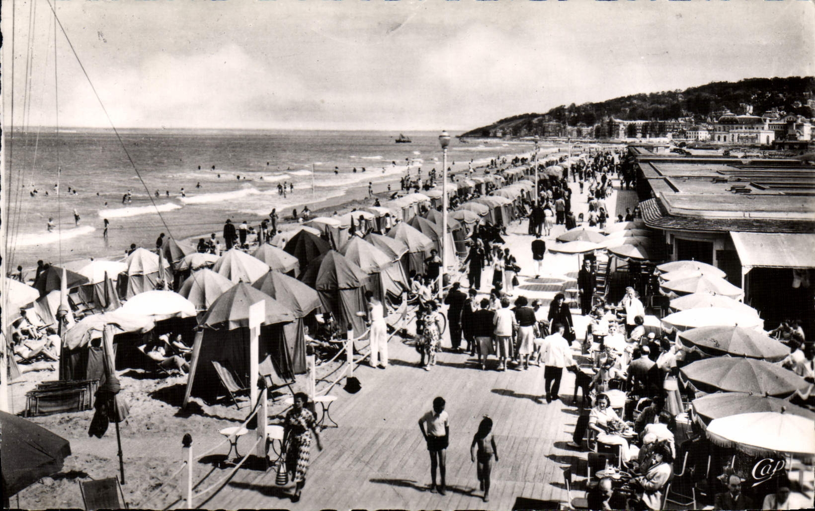 CPM Deauville La plage fleurie les planches et le bar du soleil