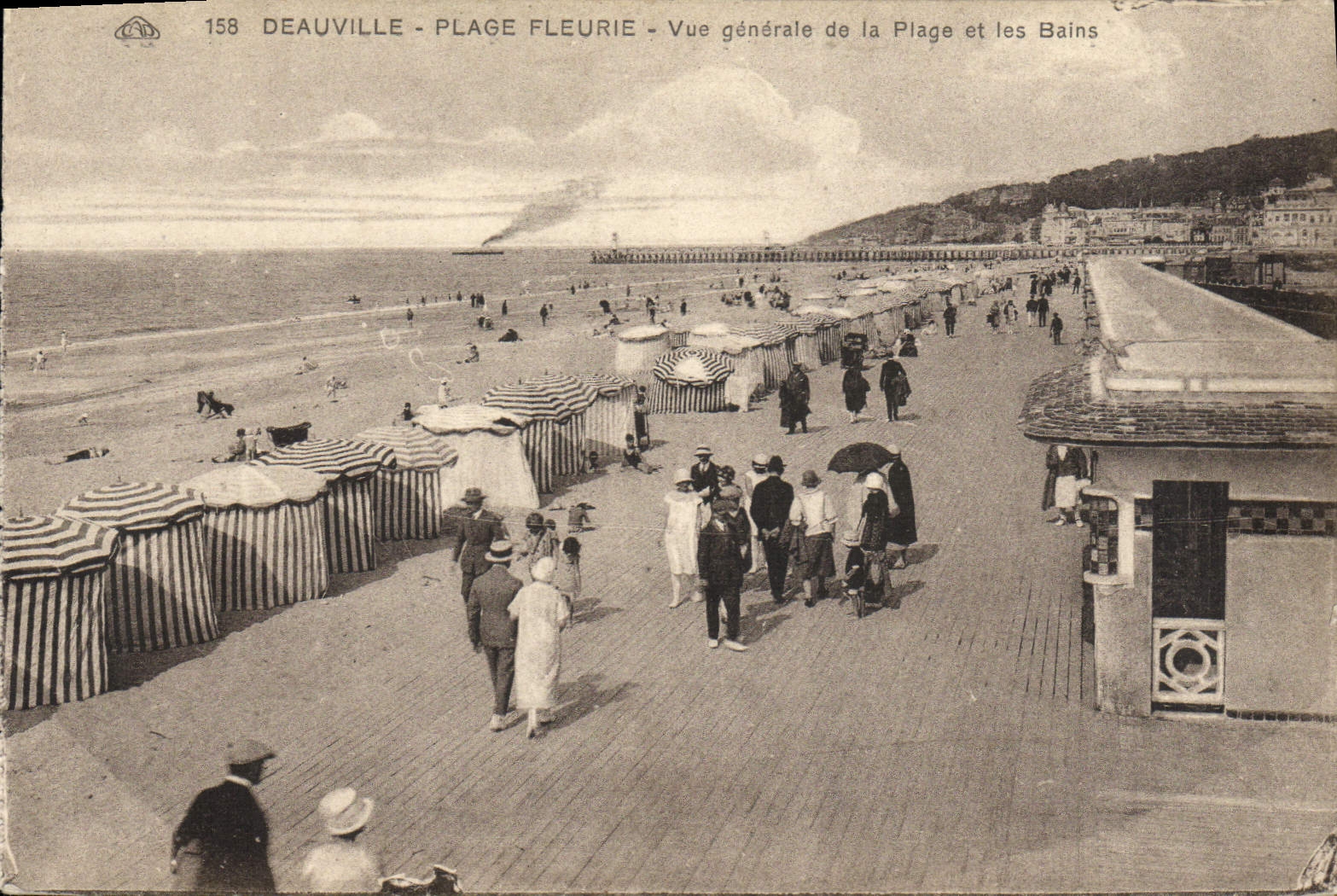 CPA Deauville plage fleurie vue generale de la plage et les bains