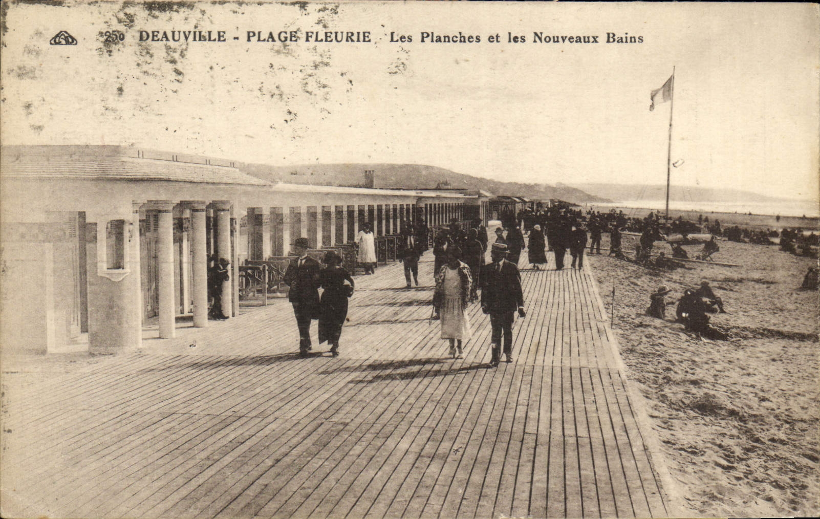 CPA Deauville plage fleurie les planches et les nouveaux bains