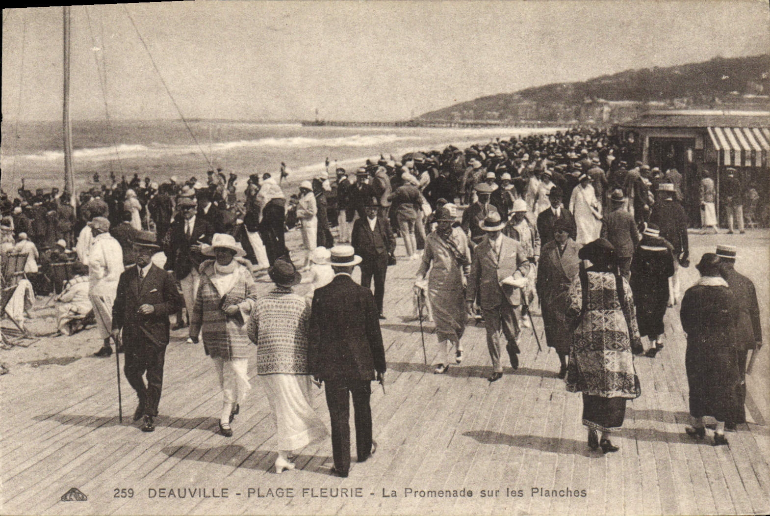 CPA Deauville plage fleurie la promenade sur les planches