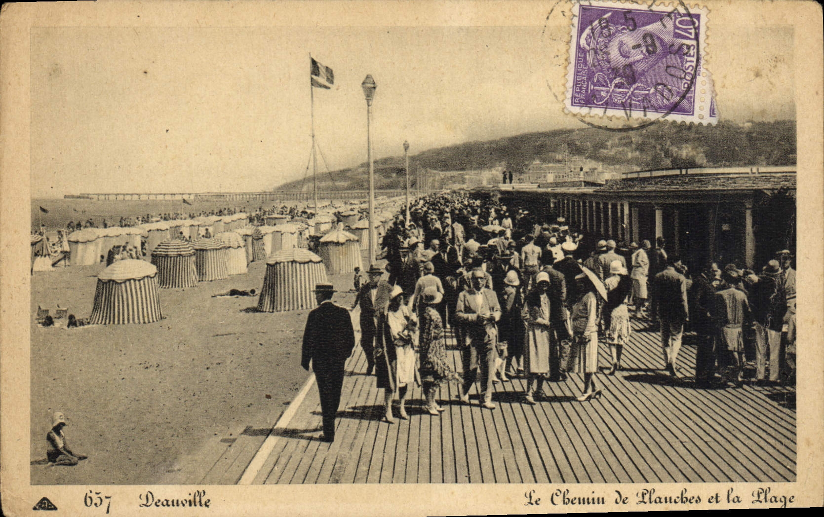 CPA Deauville Le l'bemin de llanches et la plage