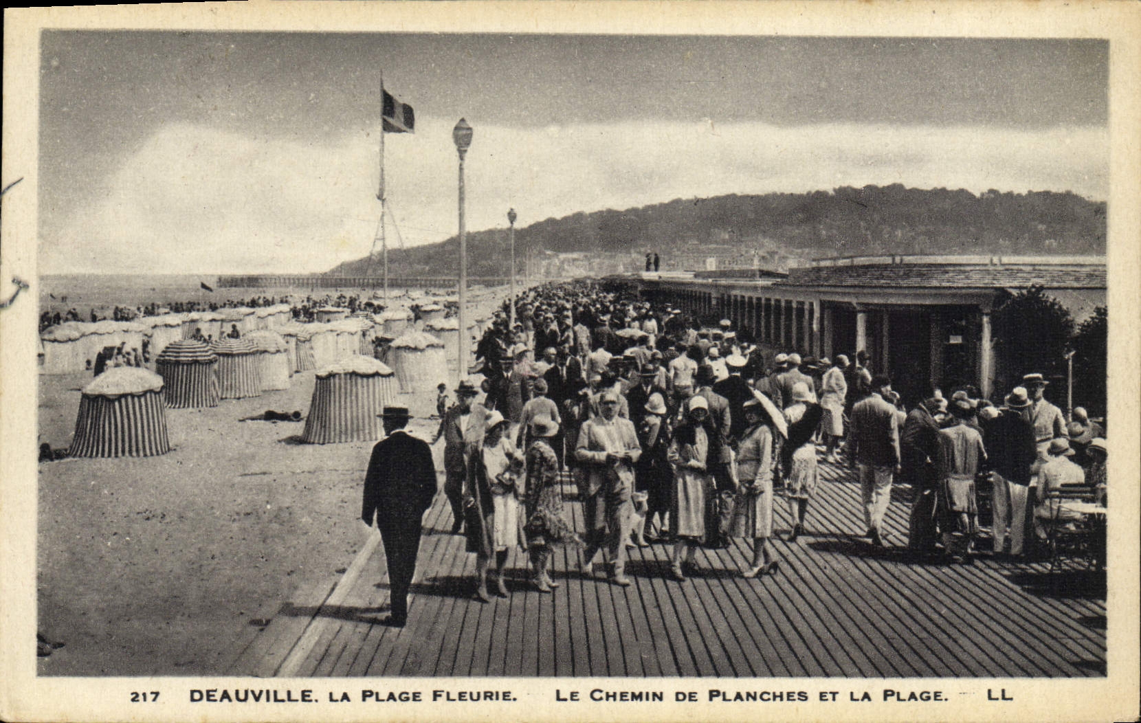 CPA Deauville La plage fleurie le chemin de planches et la plage