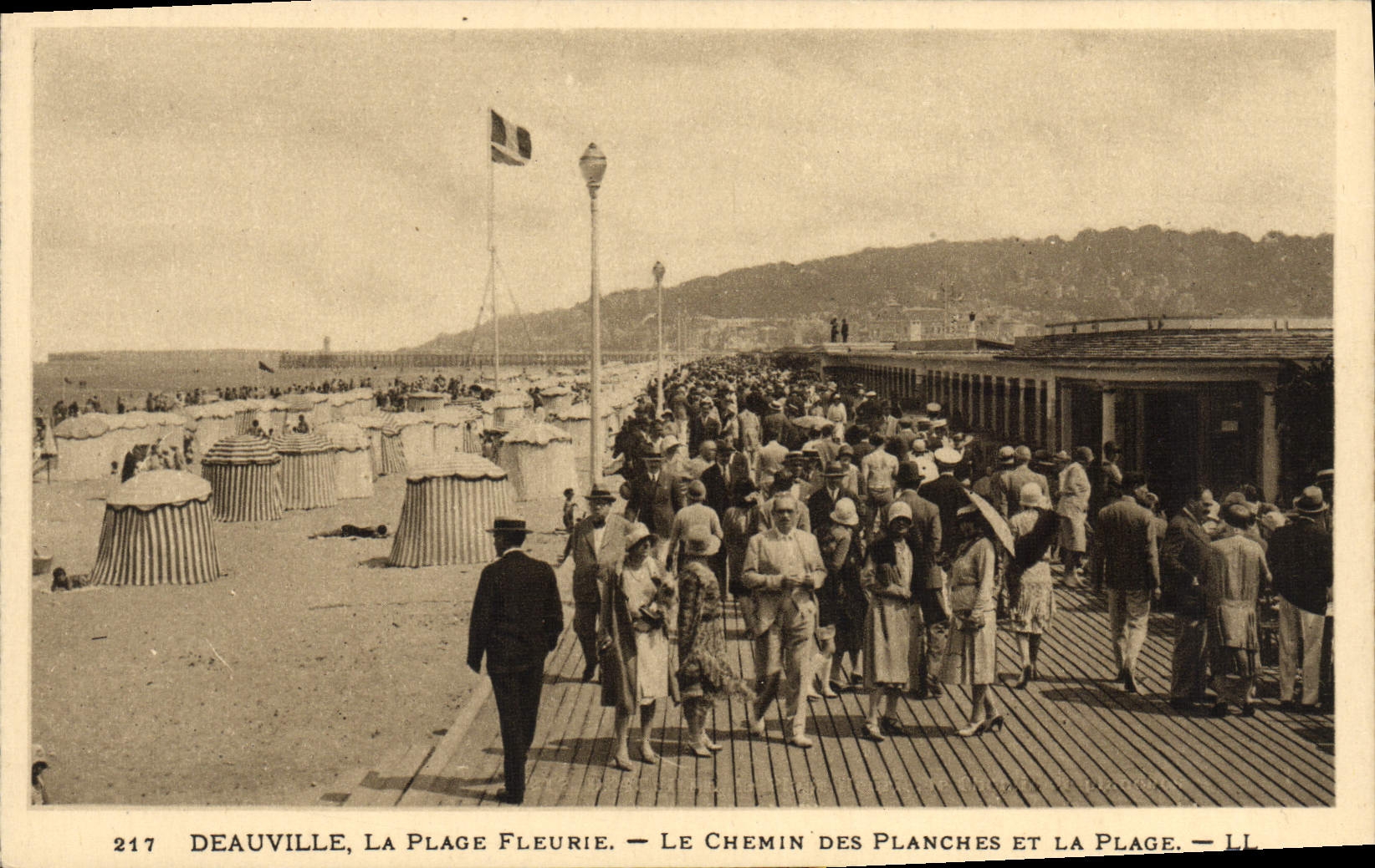 CPA Deauville La plage fleurie le chemin de planches et la plage