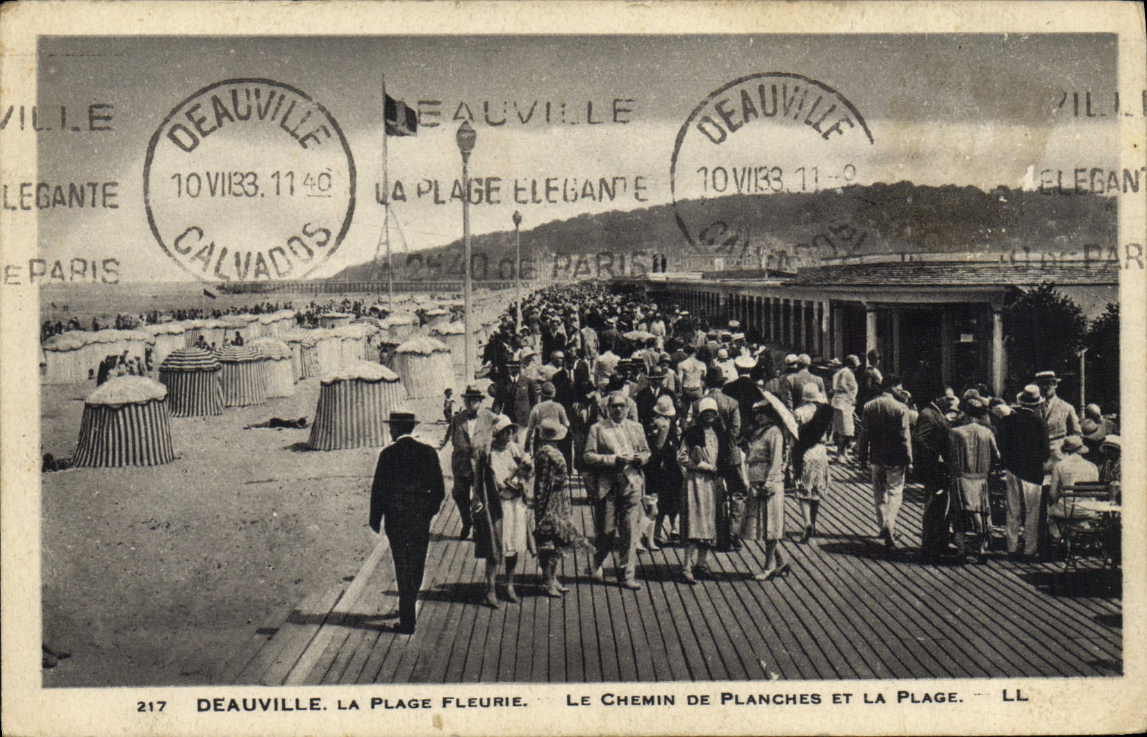 CPA Deauville La plage fleurie le chemin de planches et la plage