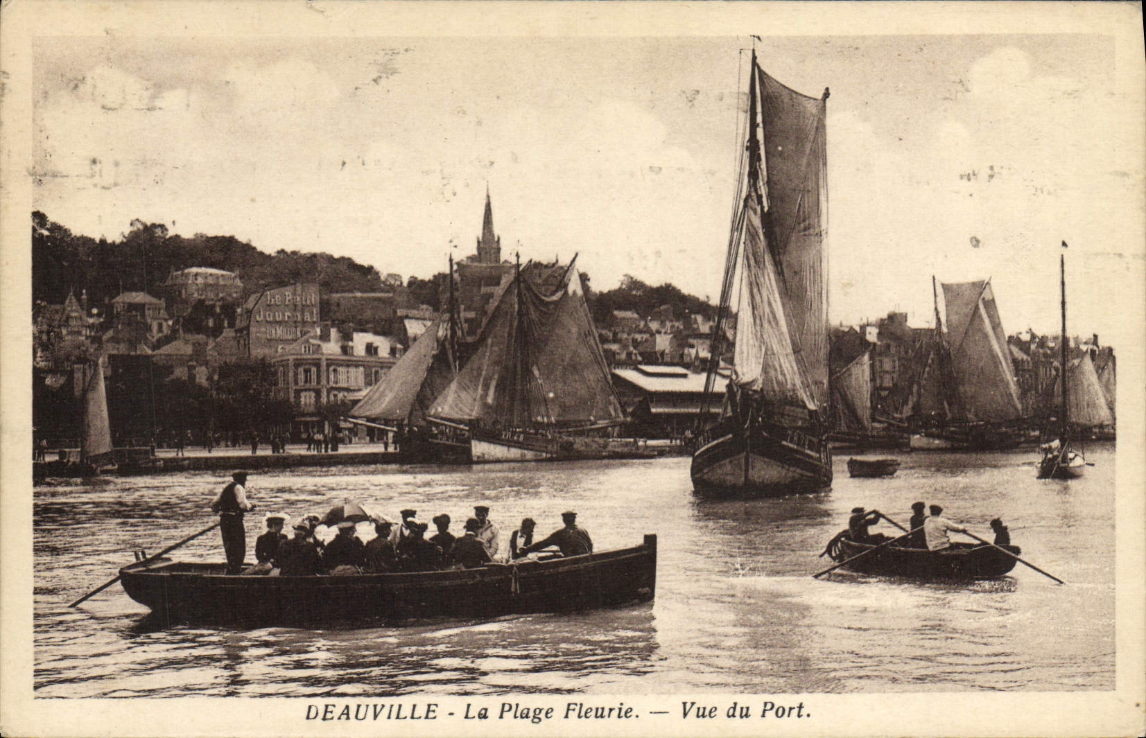 CPA Deauville La plage fleurie vue du port Bateaux