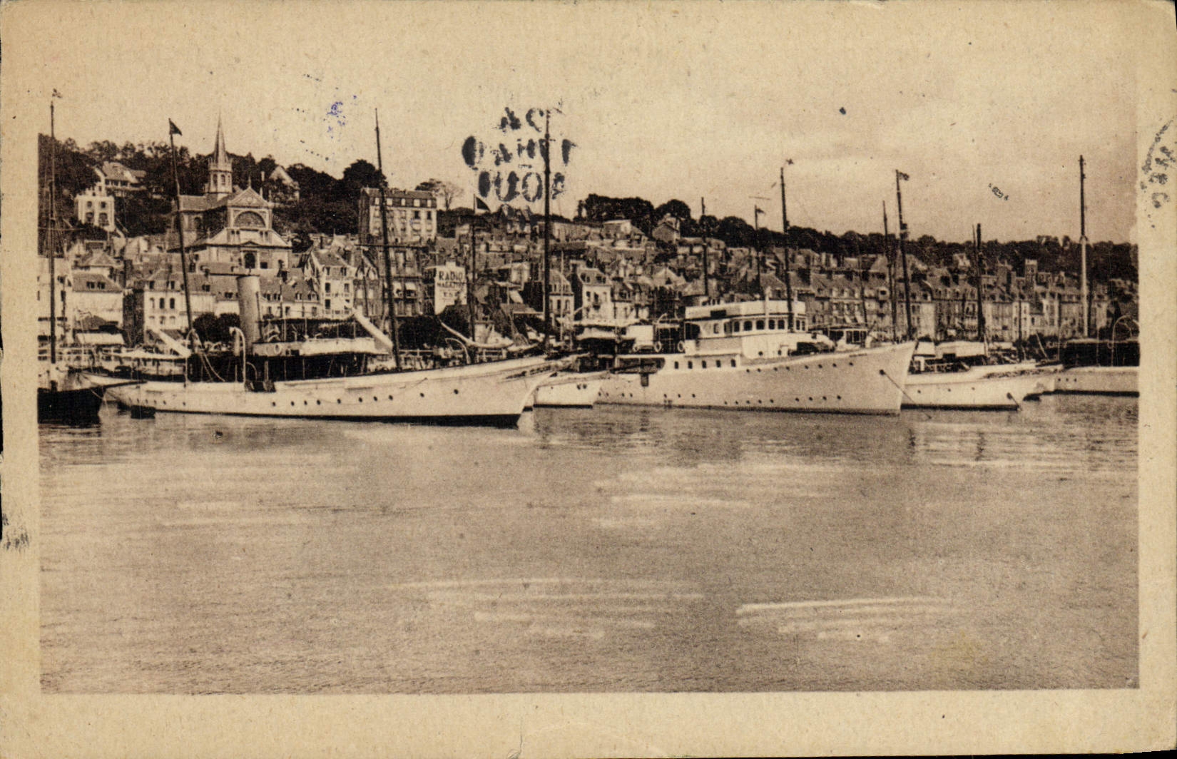 CPA Deauville La plage fleurie Port de plaisance et les yachts