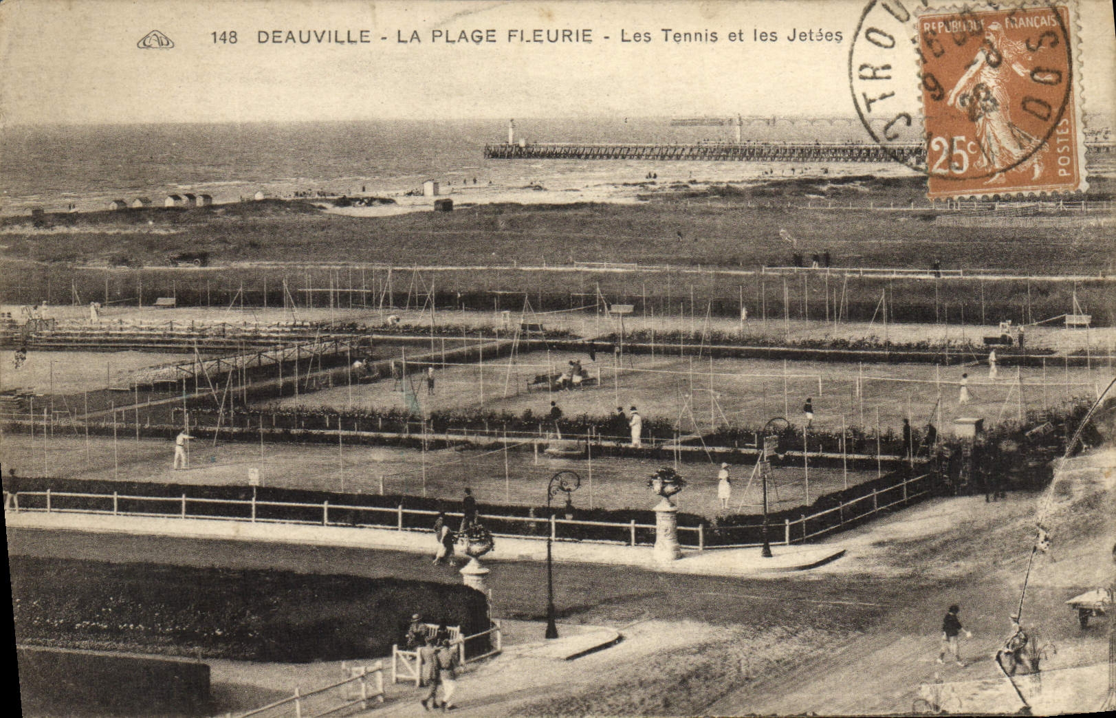 CPA Deauville La plage fleurie les tennis et les jetees