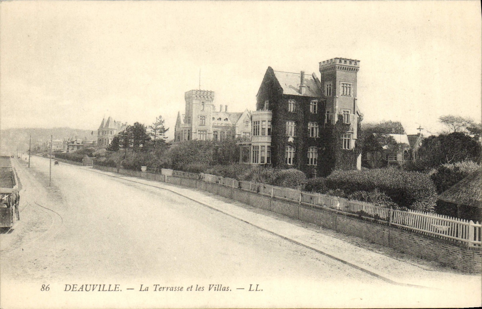 CPA Deauville La terrasse et les villas