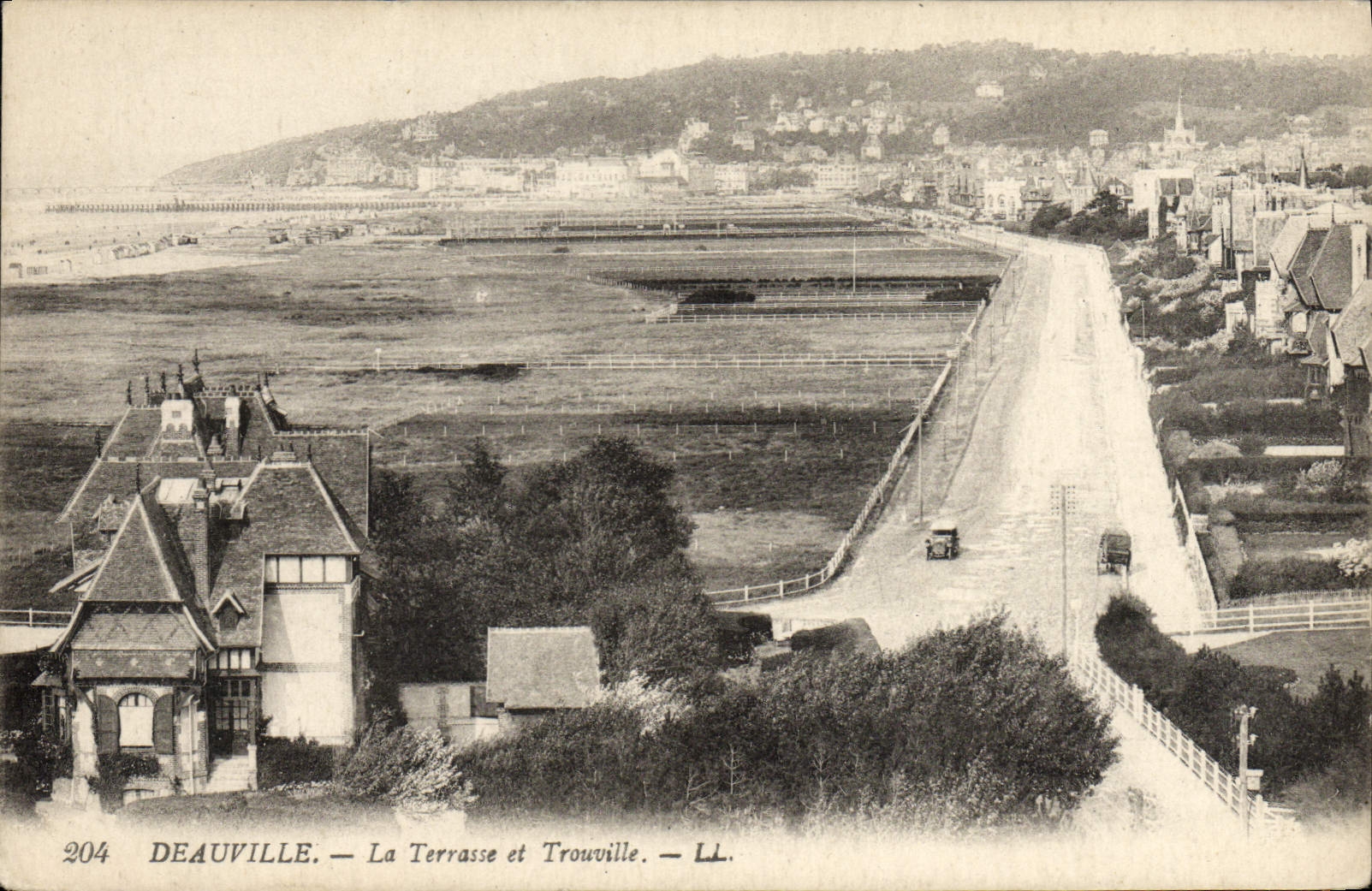 CPA Deauville La terrasse et trouville