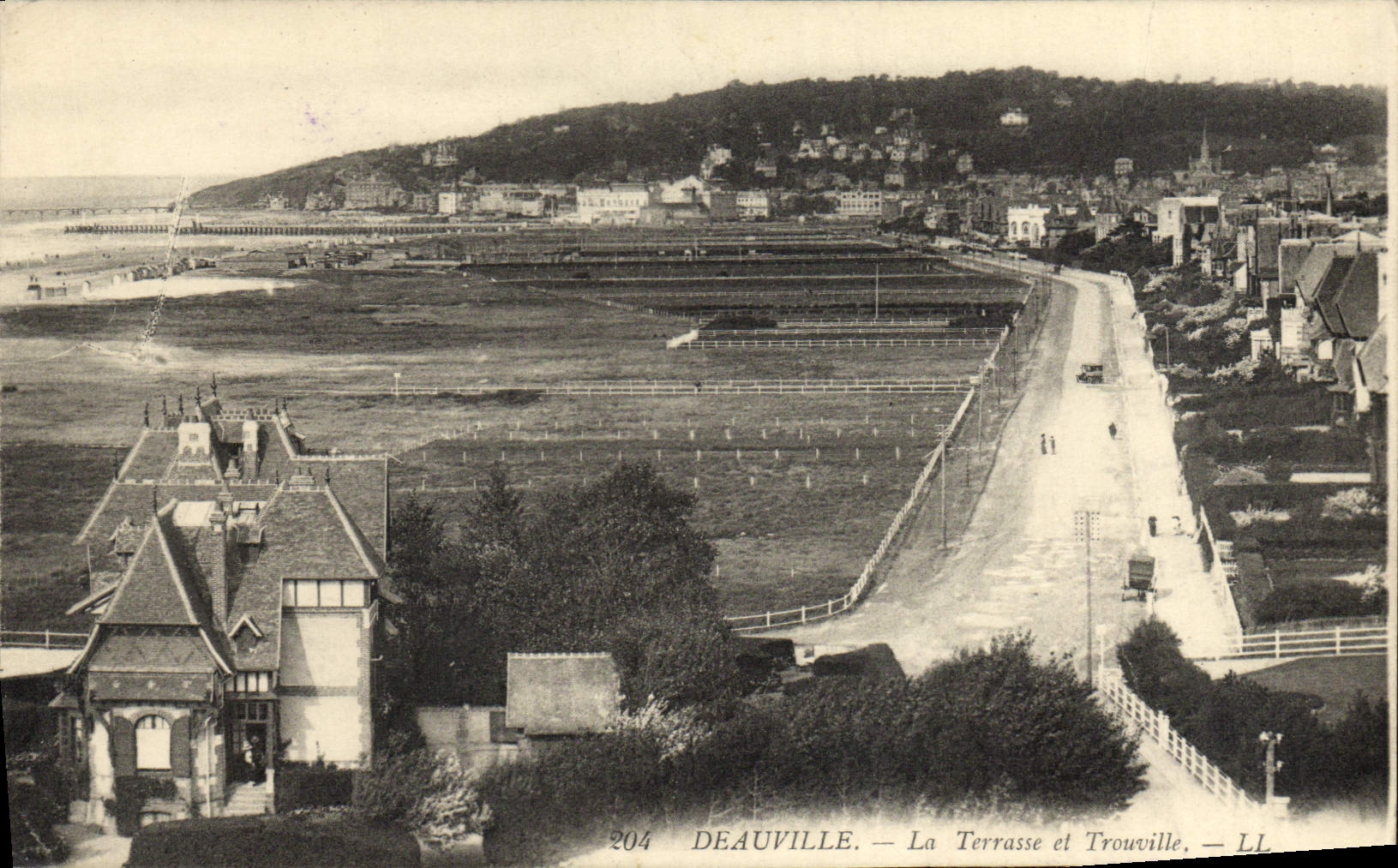 CPA Deauville La terrasse et trouville