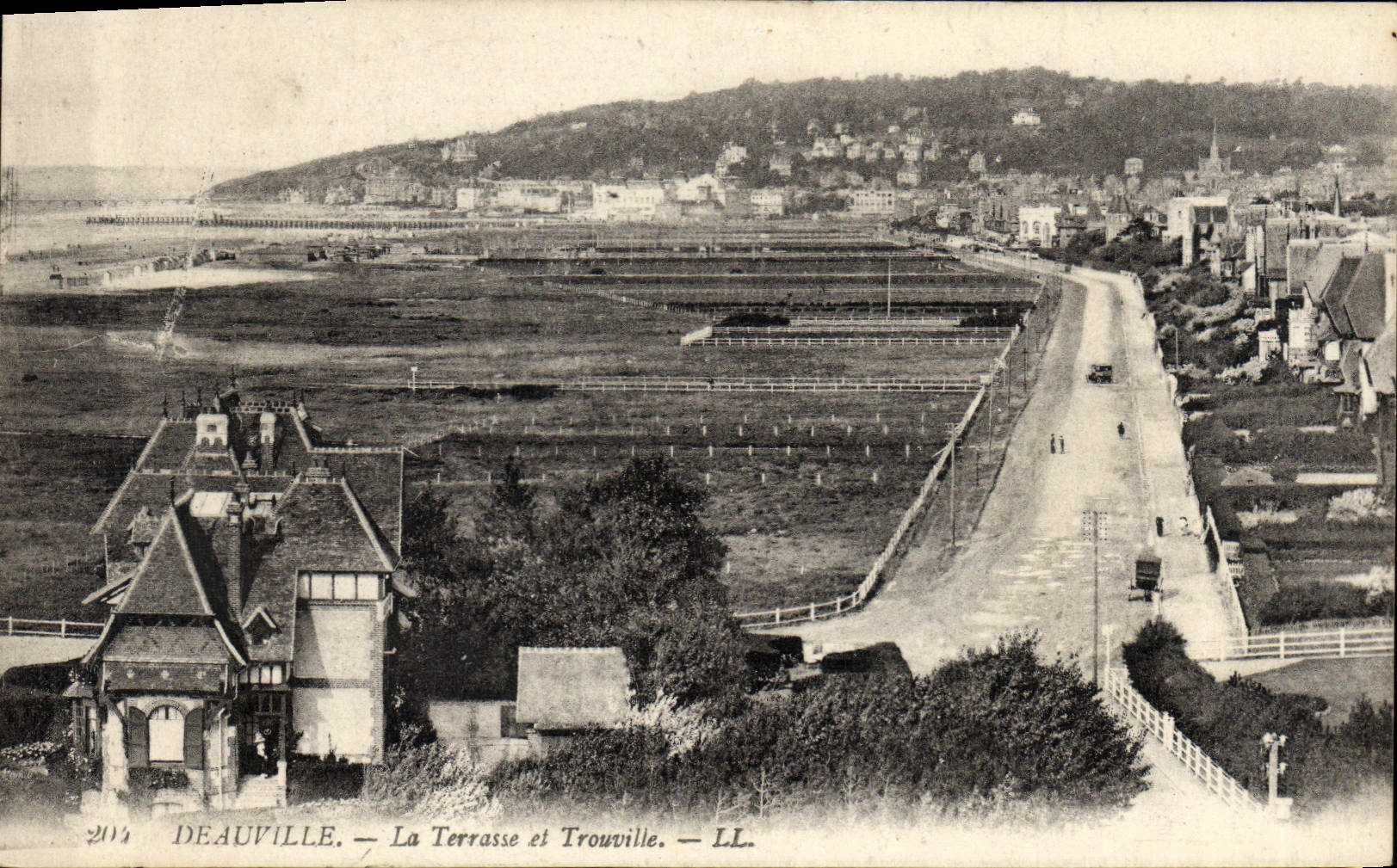 CPA Deauville La terrasse et trouville
