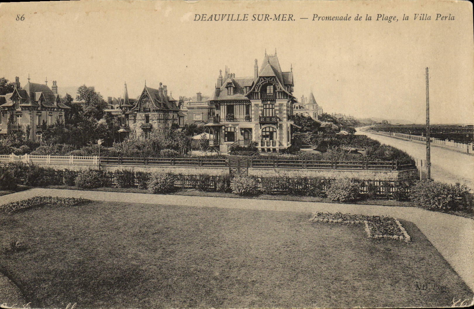 CPA Deauville Sur mer La promenade de la plage la villa perla