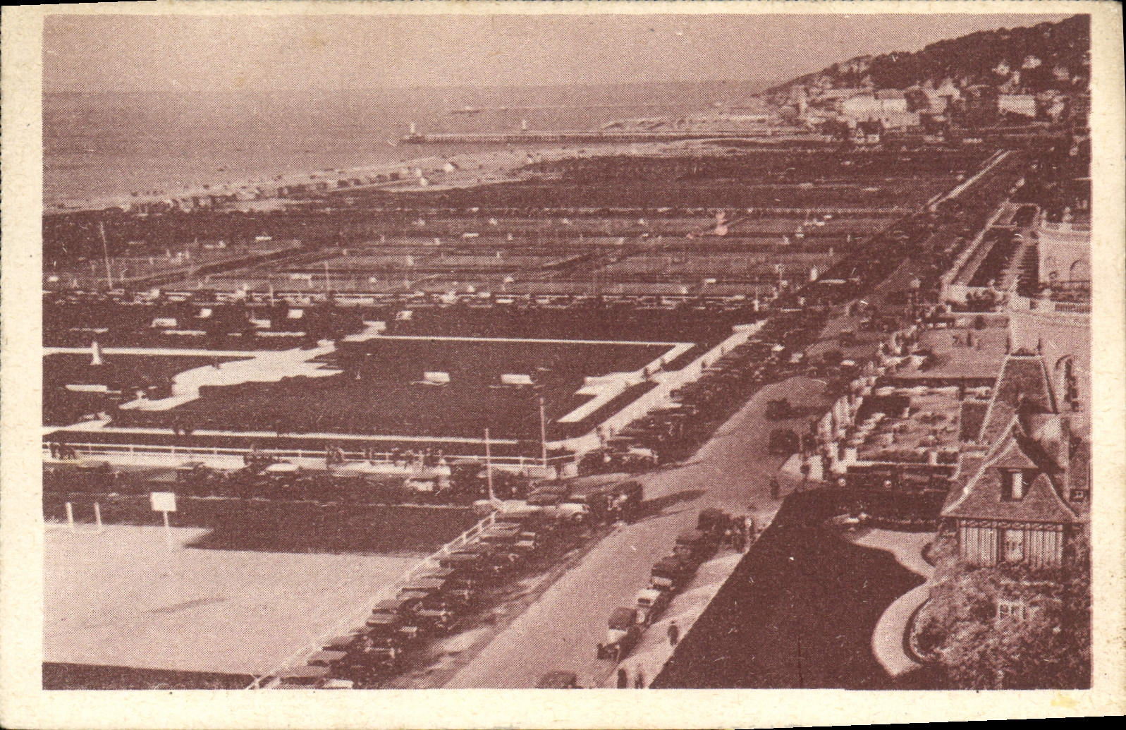 CPA Deauville vue generale des jardins et de la plage