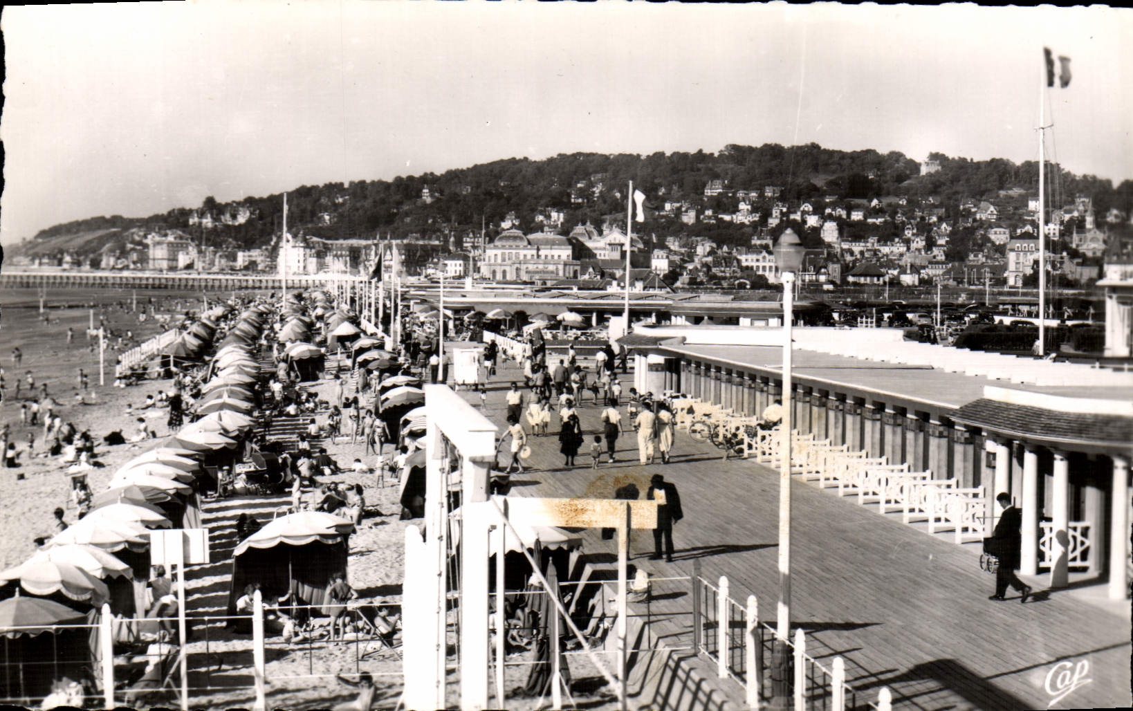 CPA Deauville La plage fleurie vue d'ensemble sur la plage et la ville