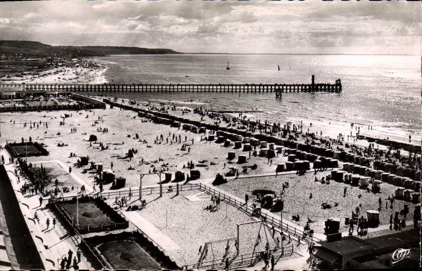 CPA Deauville trouville vue generale des deux plages et la nouvelle jetee