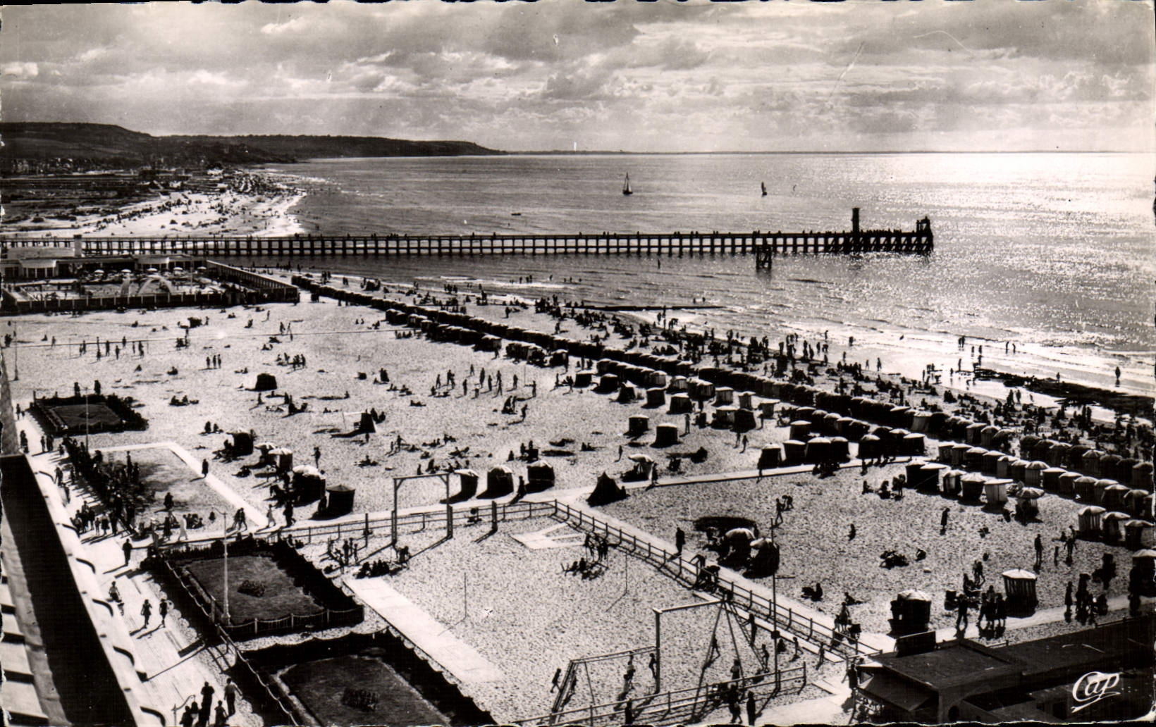 CPA Deauville trouville vue generale des deux plages et la nouvelle jetee