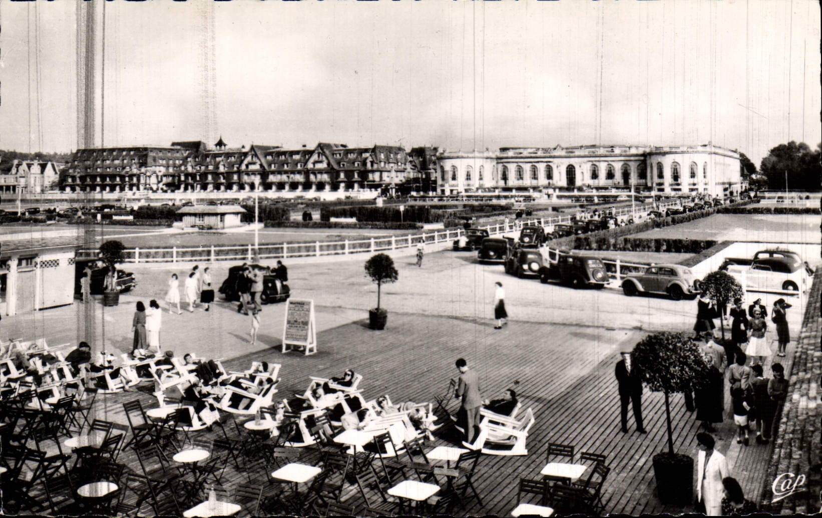 VINTAGE POSTCARD Deauville the beach felurie seen towards the normandy and the casino