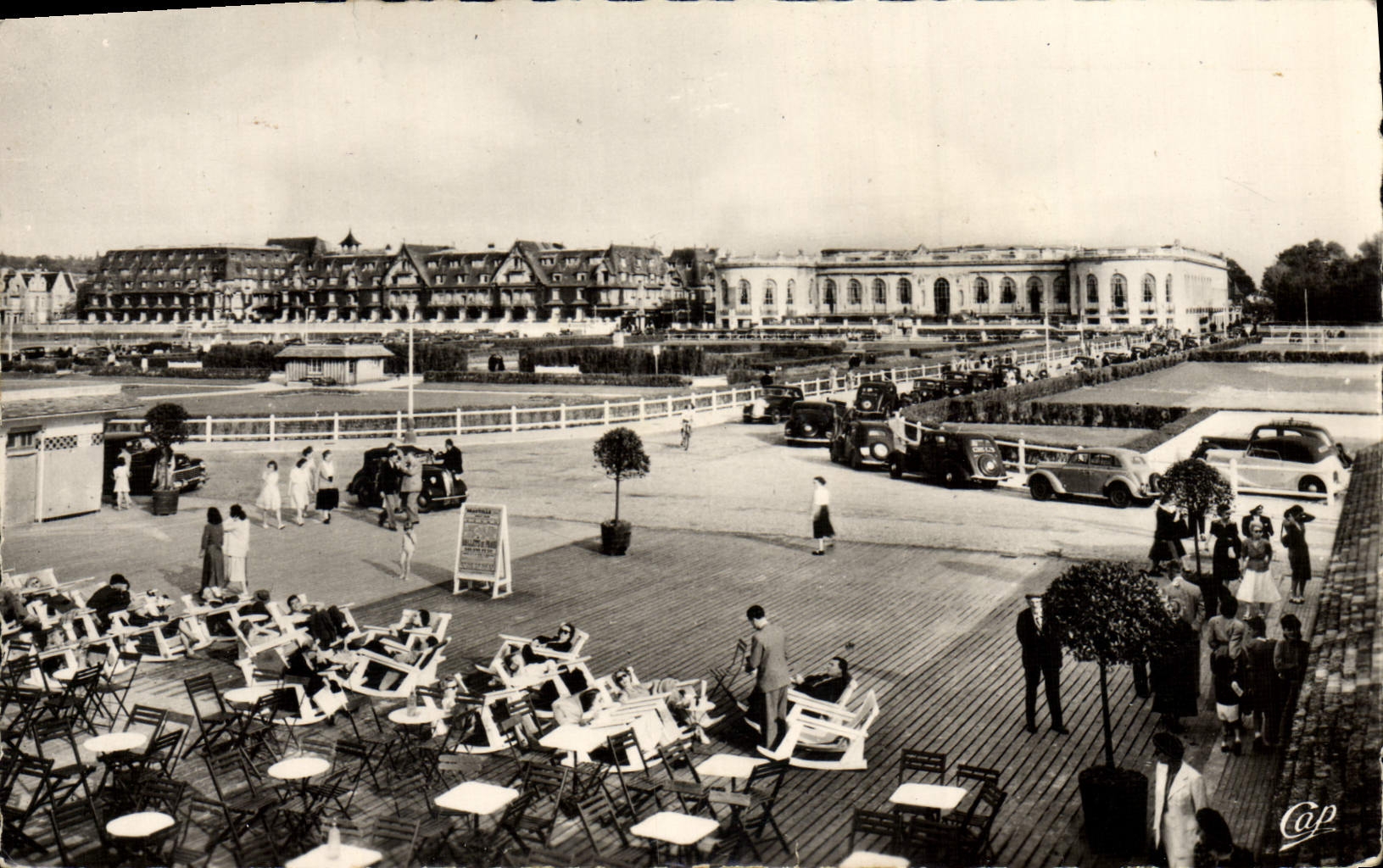 VINTAGE POSTCARD Deauville Beach felurie seen towards the normandy and the casino
